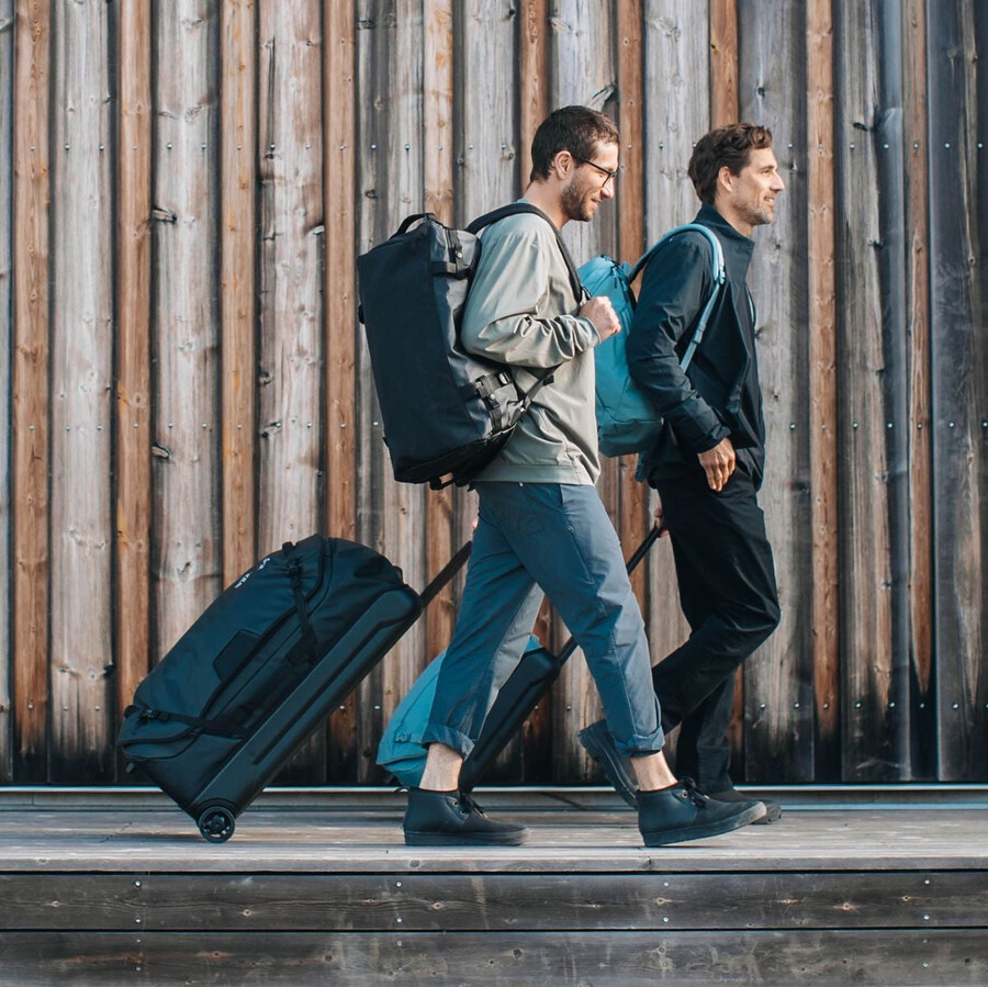 check in duffelväska med hjul svart