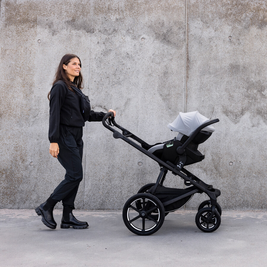 thule urban glide 4-hjulig terrängvagn svart